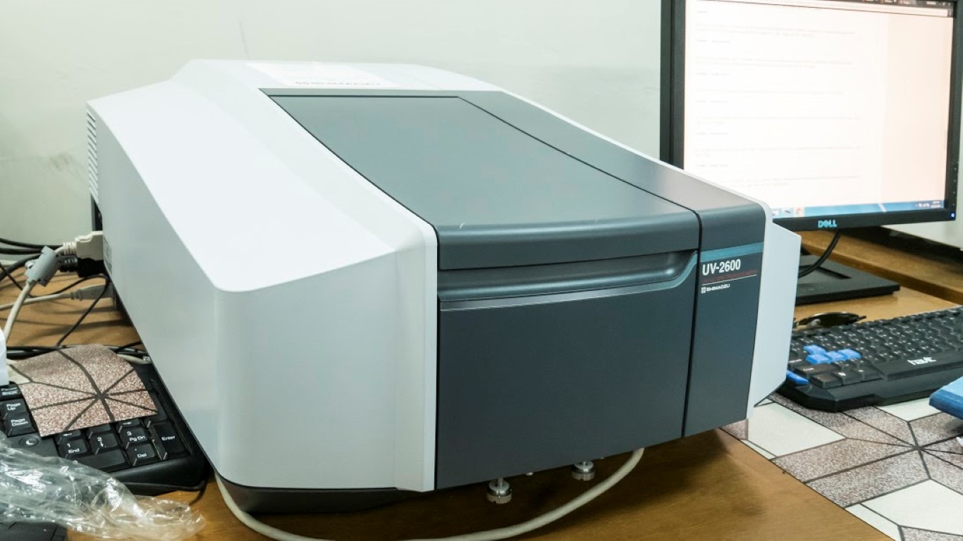 Shimadzu UV-2600 UV-Vis spectrometer